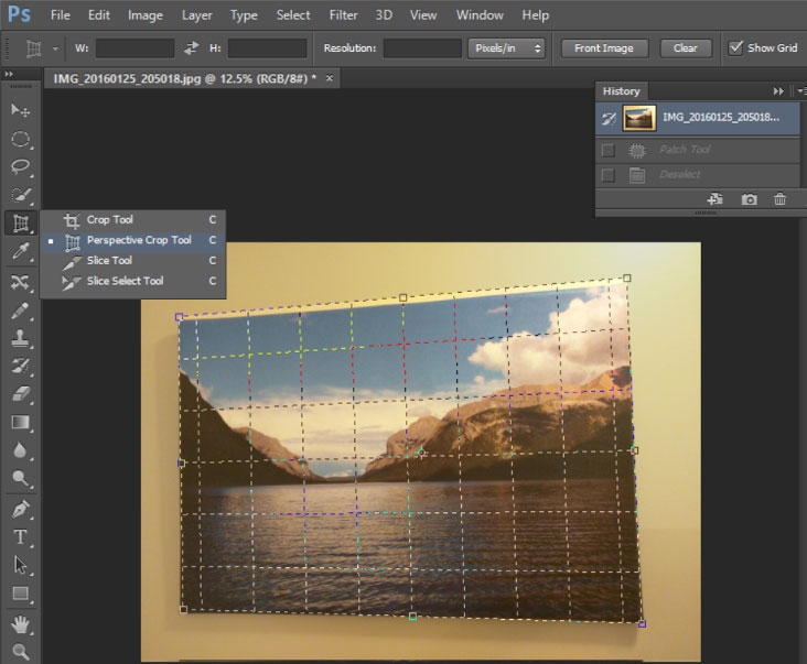 Что бы изменить перспективу изображения при помощи инструмента crop tool необходимо