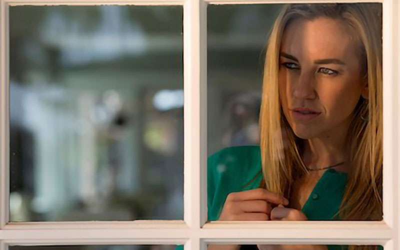 Portraitfoto durch ein Fenster geschossen