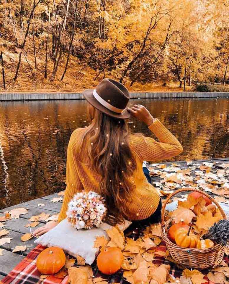 Herbst-Fotoshooting in der Nähe des Wassers