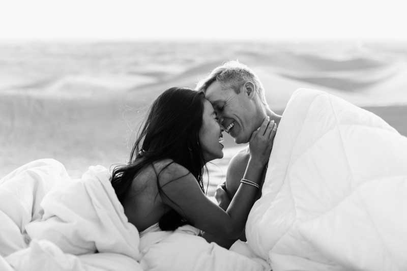 fotografía de pareja en blanco y negro