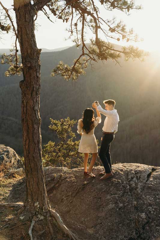 sesión de fotos de pareja de montaña