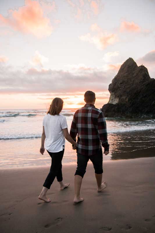 sesión de fotos de pareja caminando